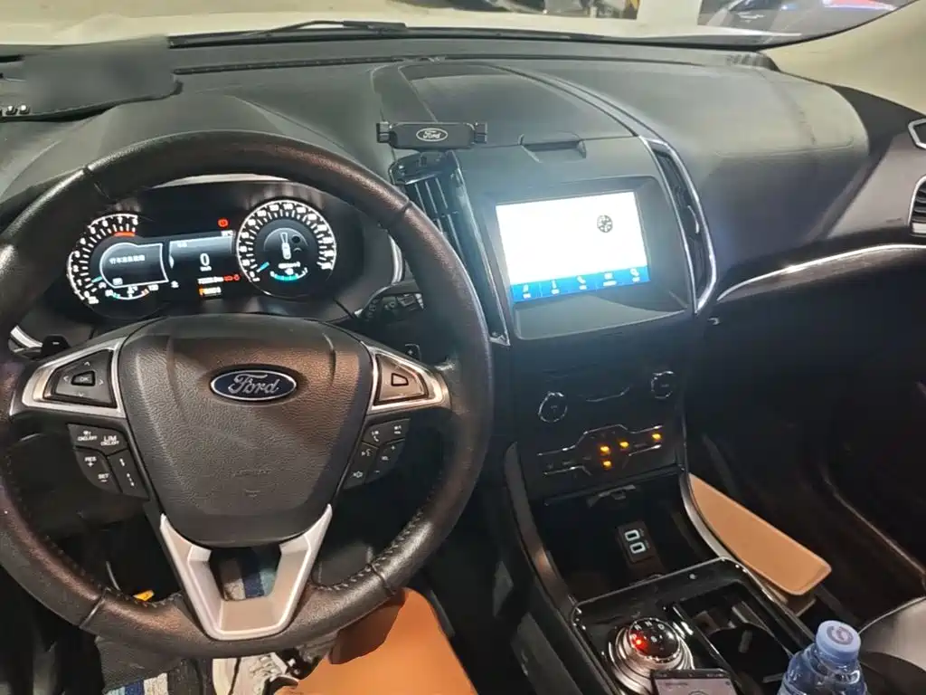 Ford Edge — фото 10