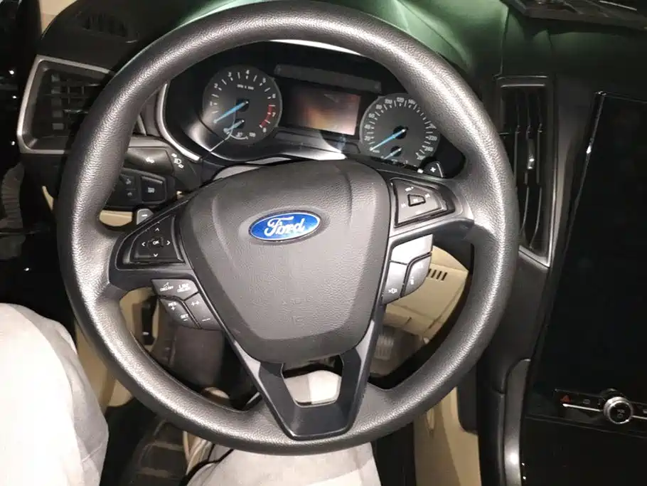 Ford Edge — фото 15