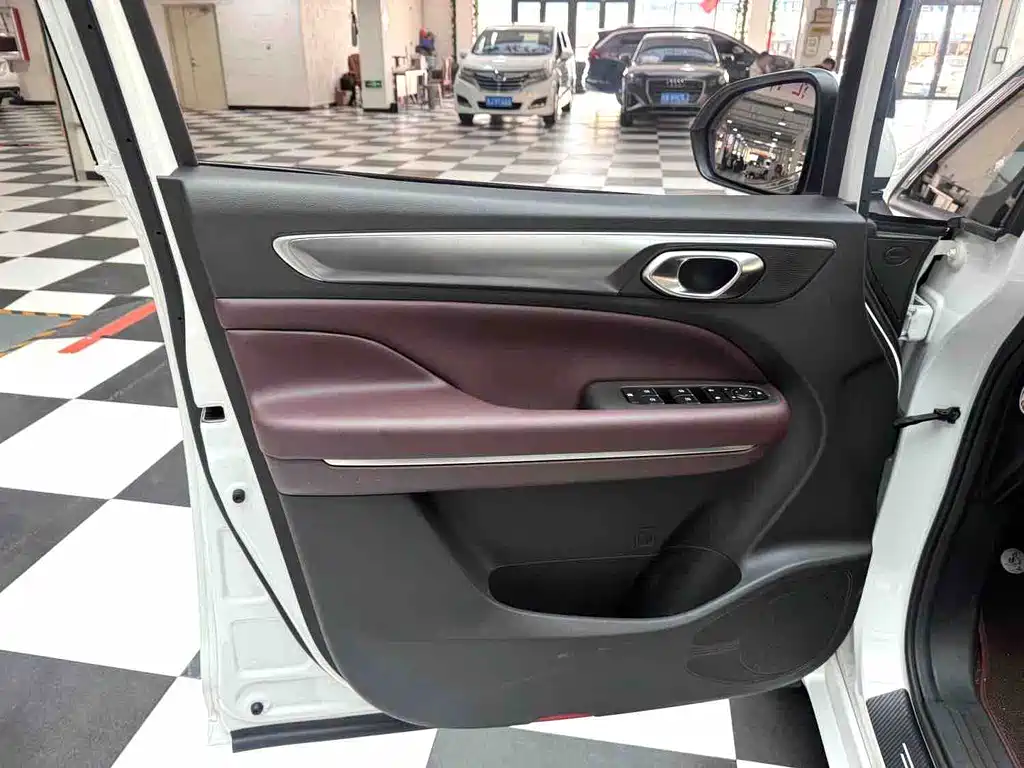 GAC Motor Trumpchi M6 — фото 6