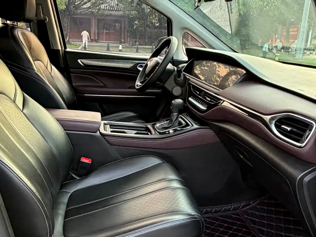 GAC Motor Trumpchi M6 — фото 10