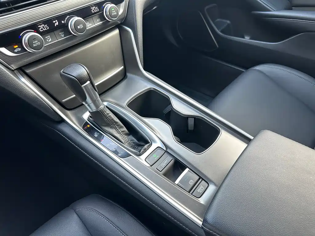 Honda Accord — фото 8