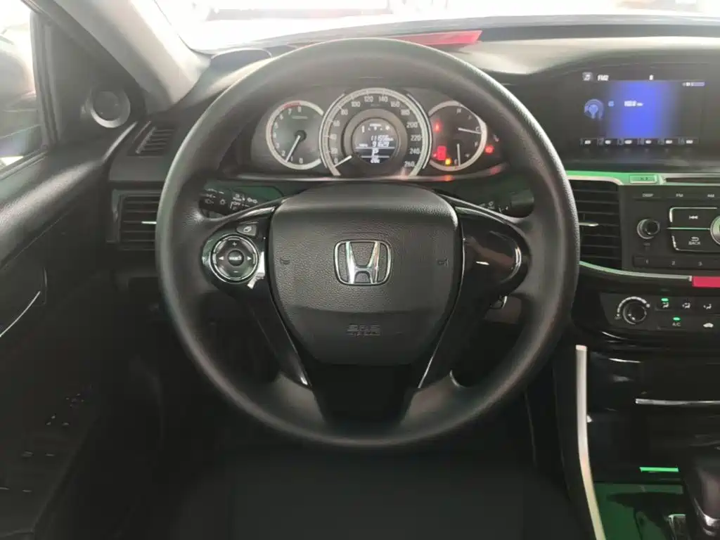 Honda Accord — фото 11