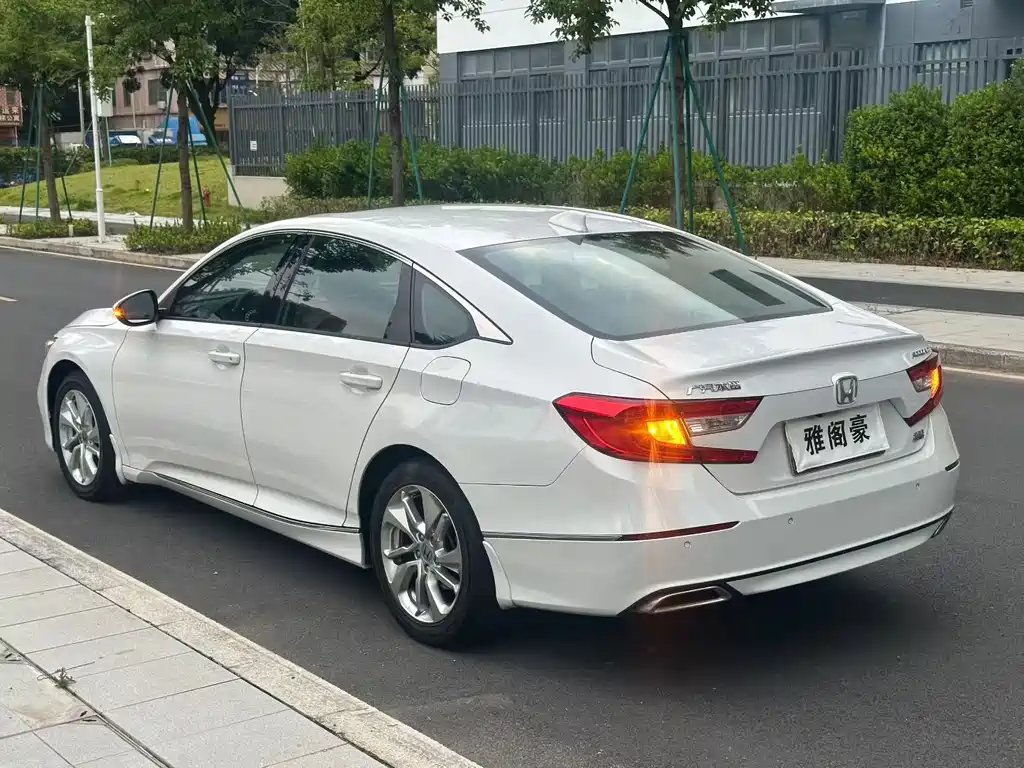 Honda Accord — фото 9