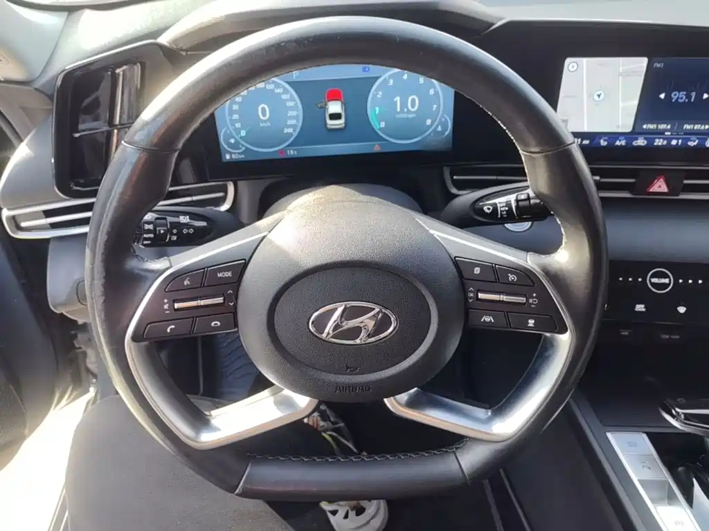 Hyundai Elantra — фото 11