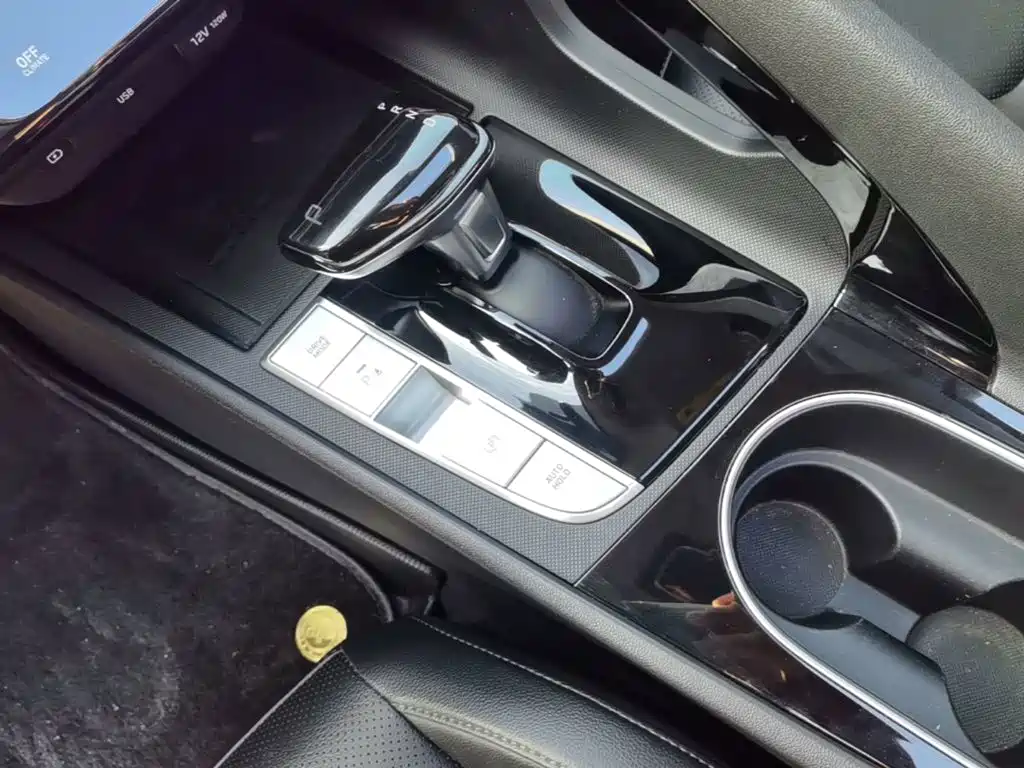 Hyundai Elantra — фото 14
