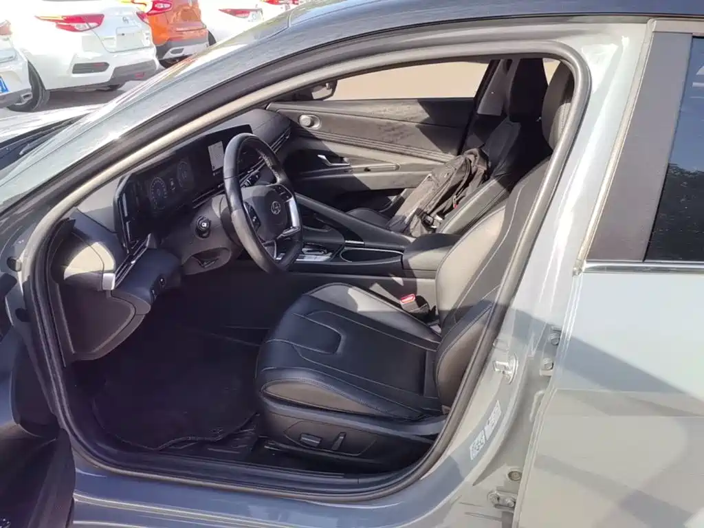 Hyundai Elantra — фото 15