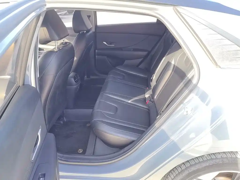 Hyundai Elantra — фото 17