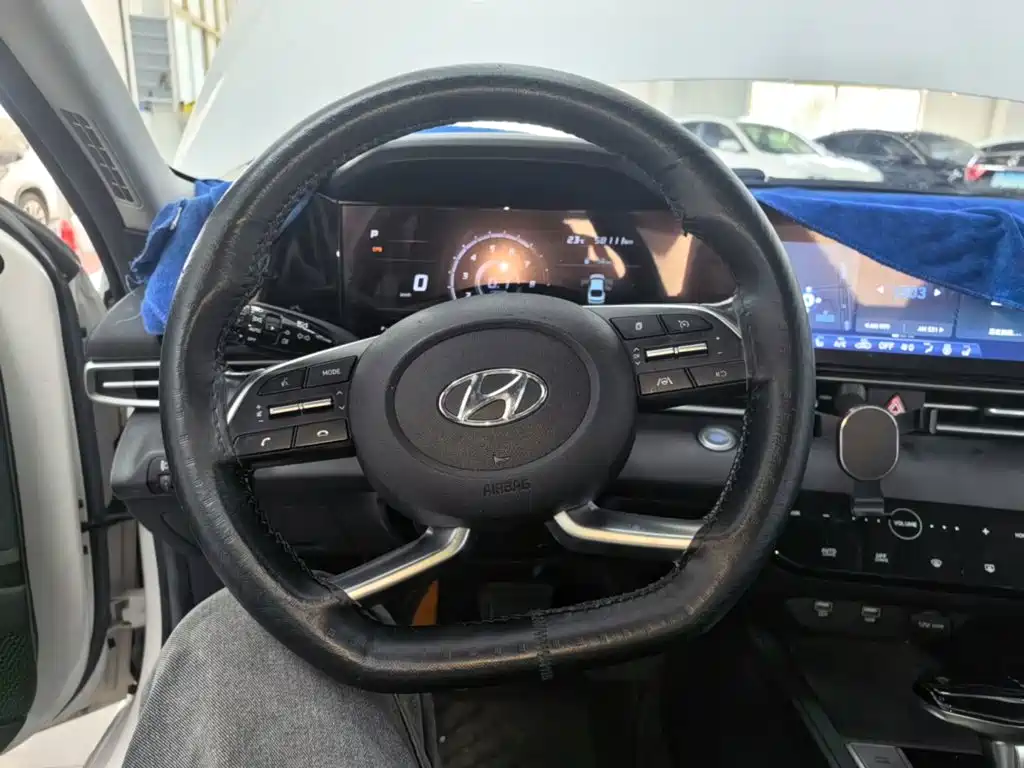 Hyundai Elantra — фото 11