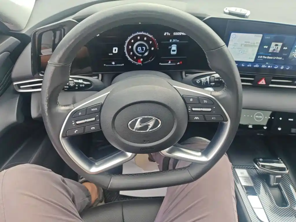 Hyundai Elantra — фото 11