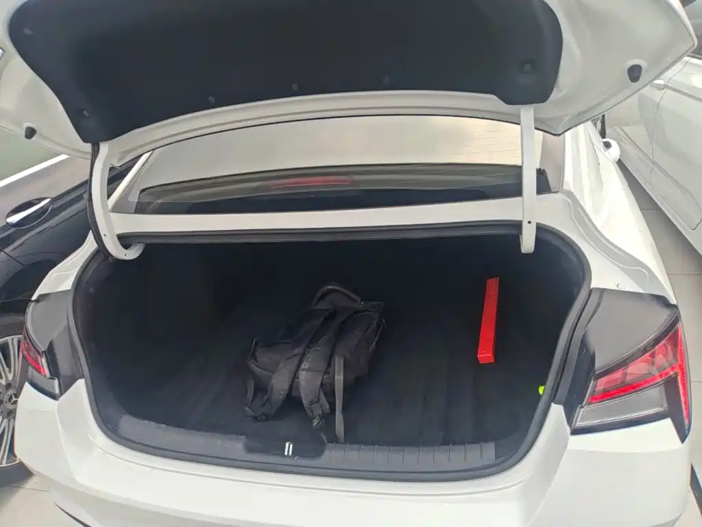 Hyundai Elantra — фото 19