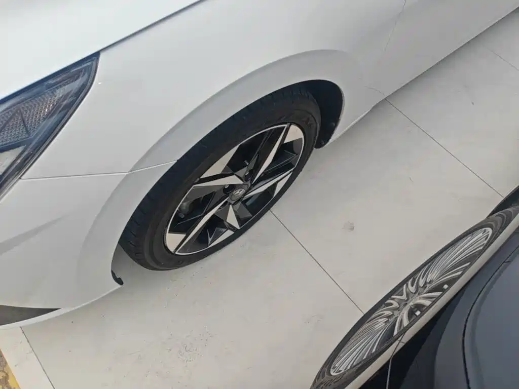 Hyundai Elantra — фото 23