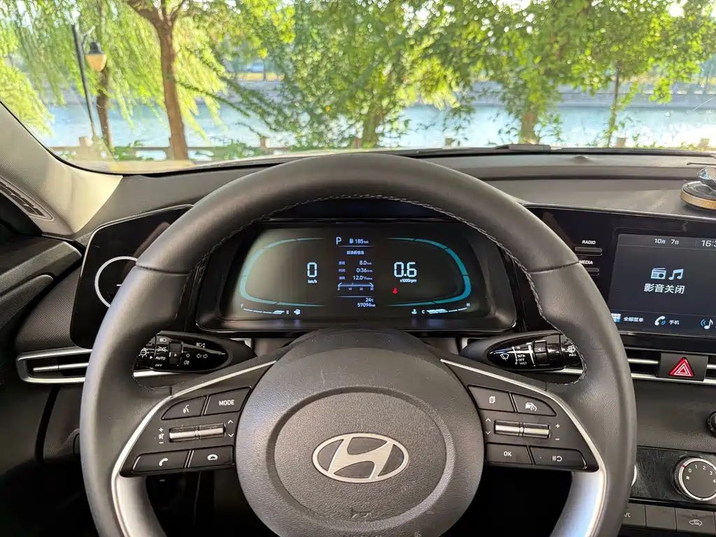Hyundai Elantra — фото 14