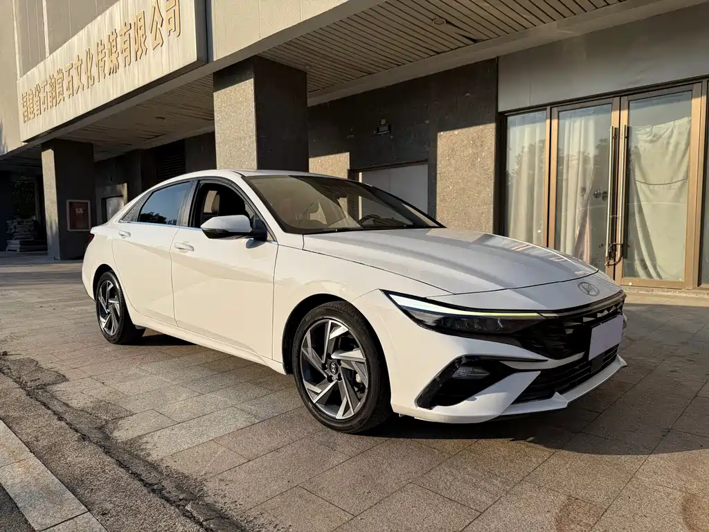 Hyundai Elantra — фото 3