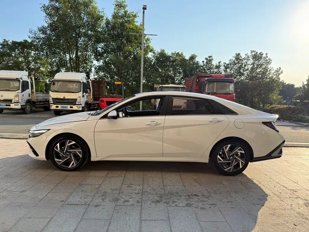 Hyundai Elantra — фото 4