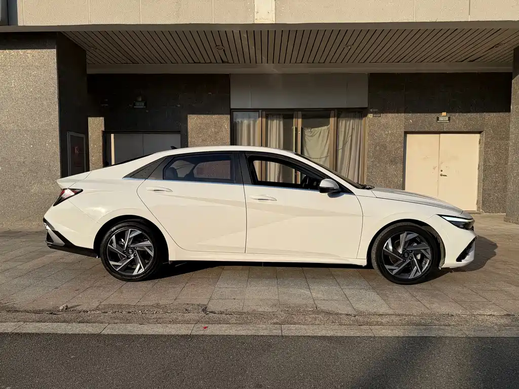 Hyundai Elantra — фото 5