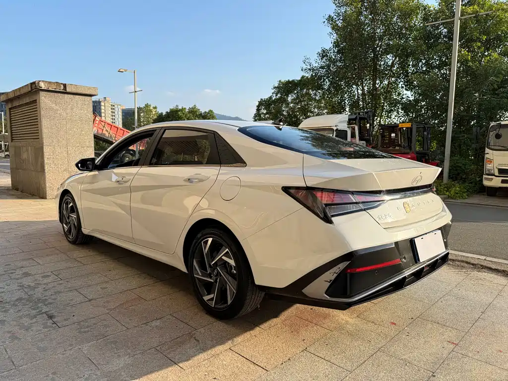 Hyundai Elantra — фото 6