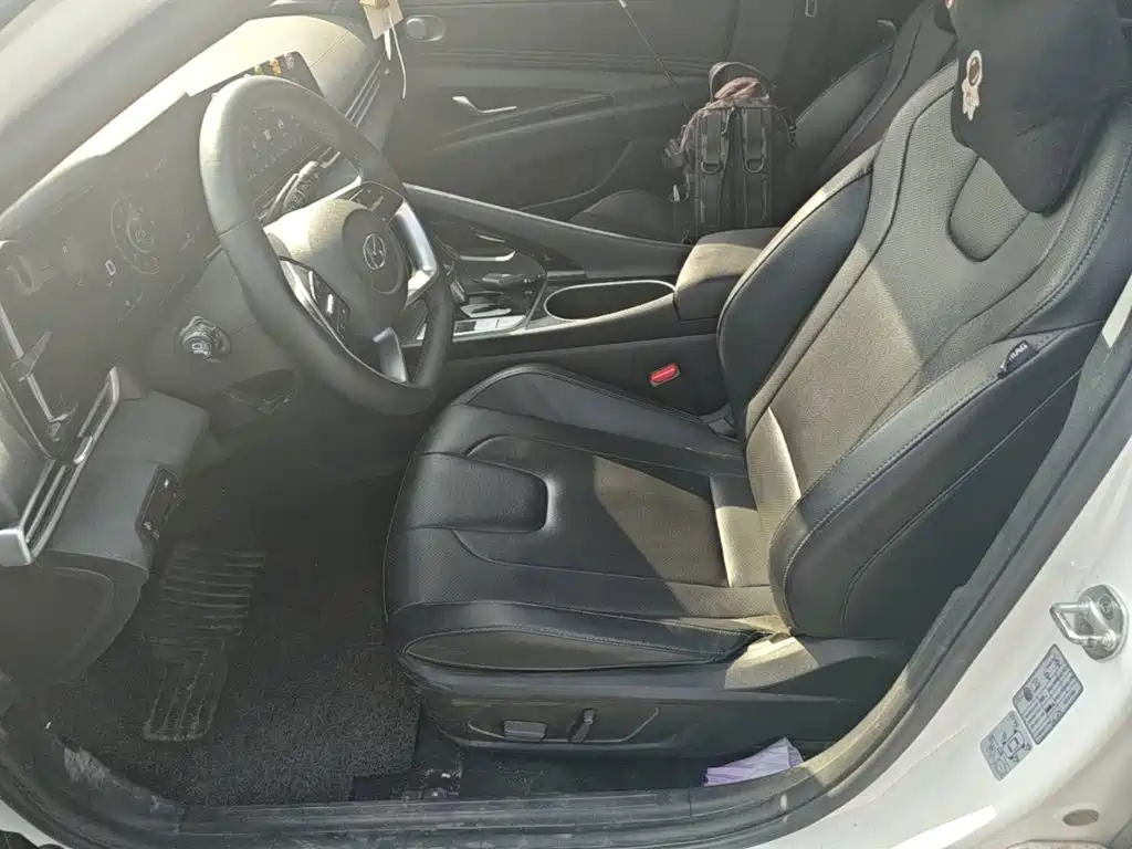 Hyundai Elantra — фото 15