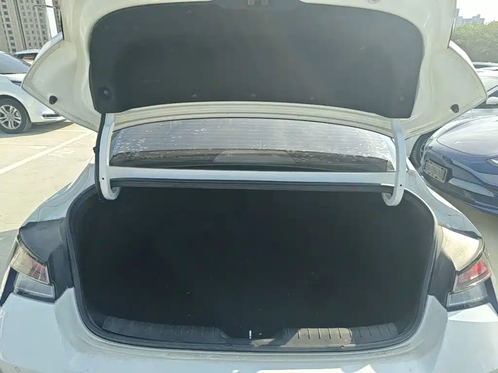 Hyundai Elantra — фото 19