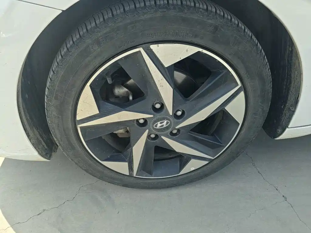Hyundai Elantra — фото 23