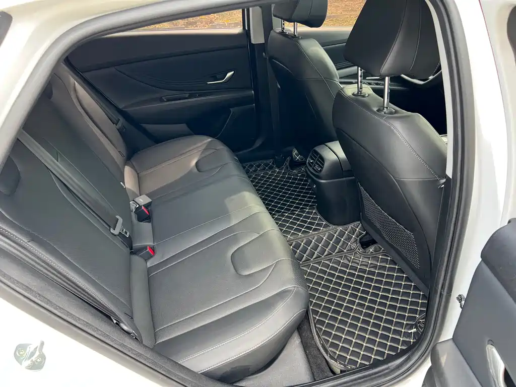 Hyundai Elantra — фото 17