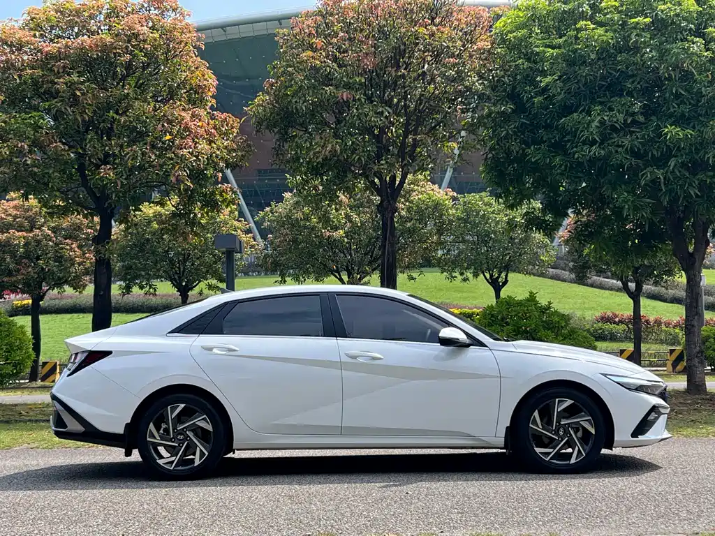 Hyundai Elantra — фото 4