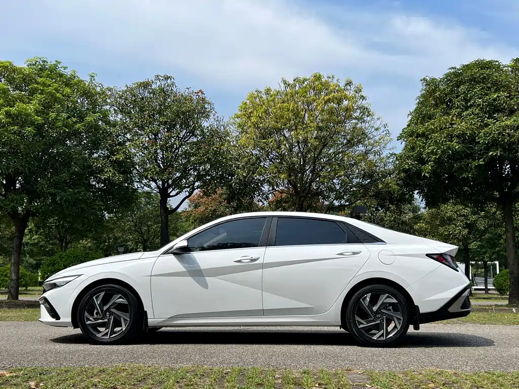 Hyundai Elantra — фото 8