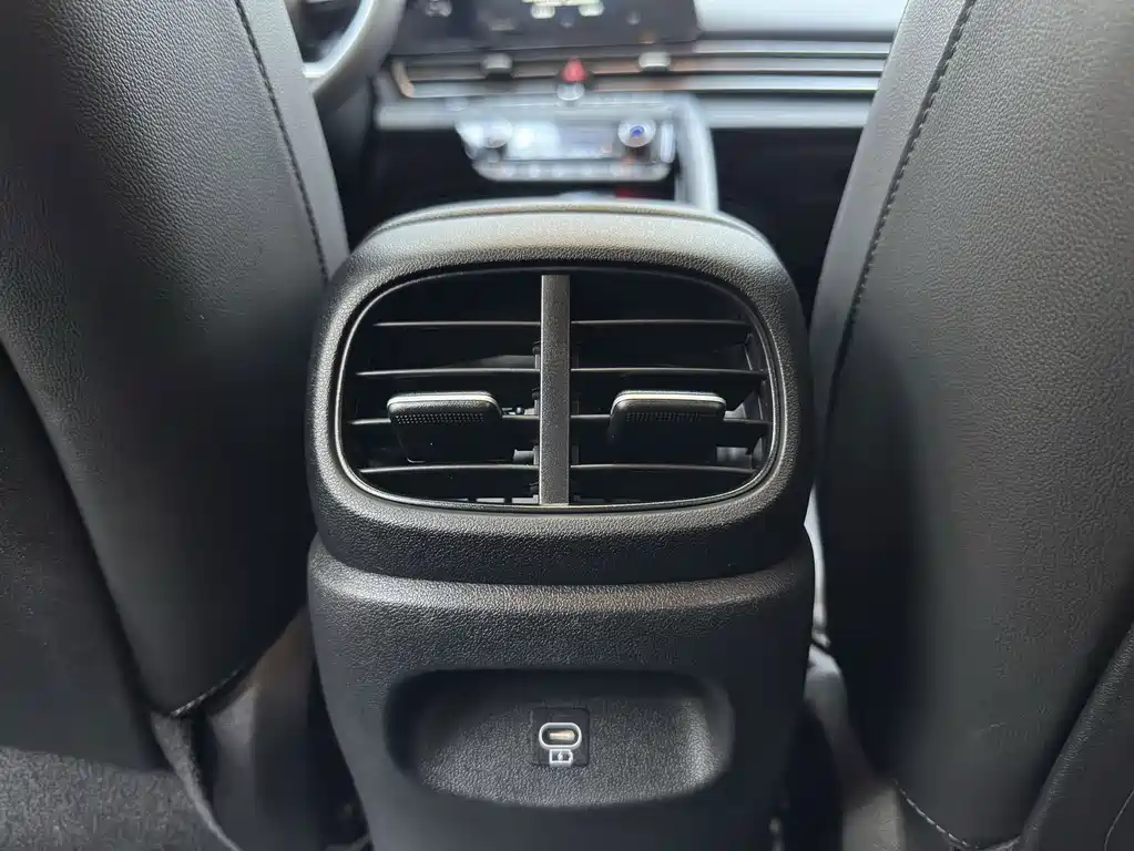 Hyundai Elantra — фото 14