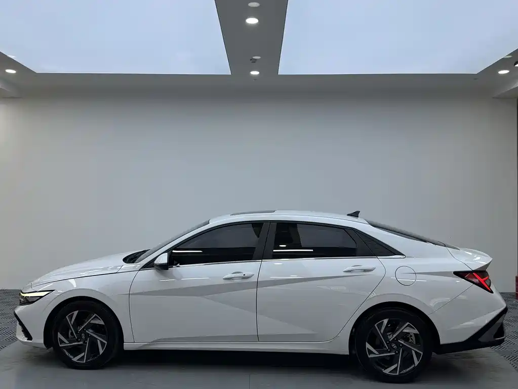 Hyundai Elantra — фото 4