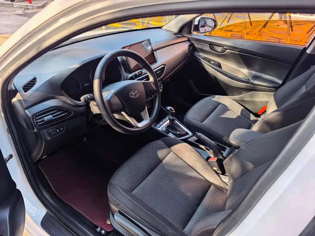 Hyundai Elantra — фото 5