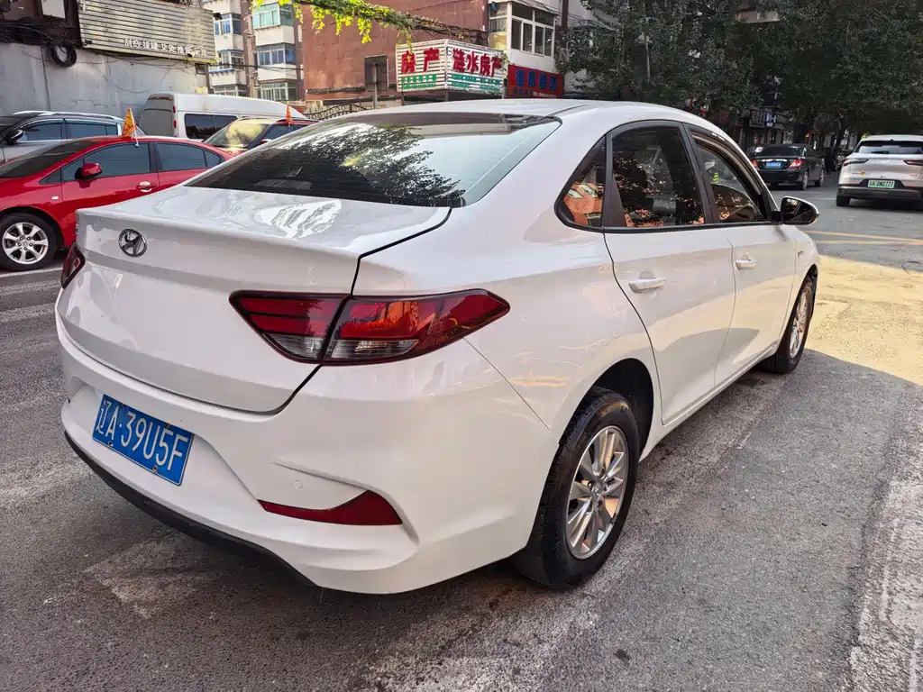 Hyundai Elantra — фото 7