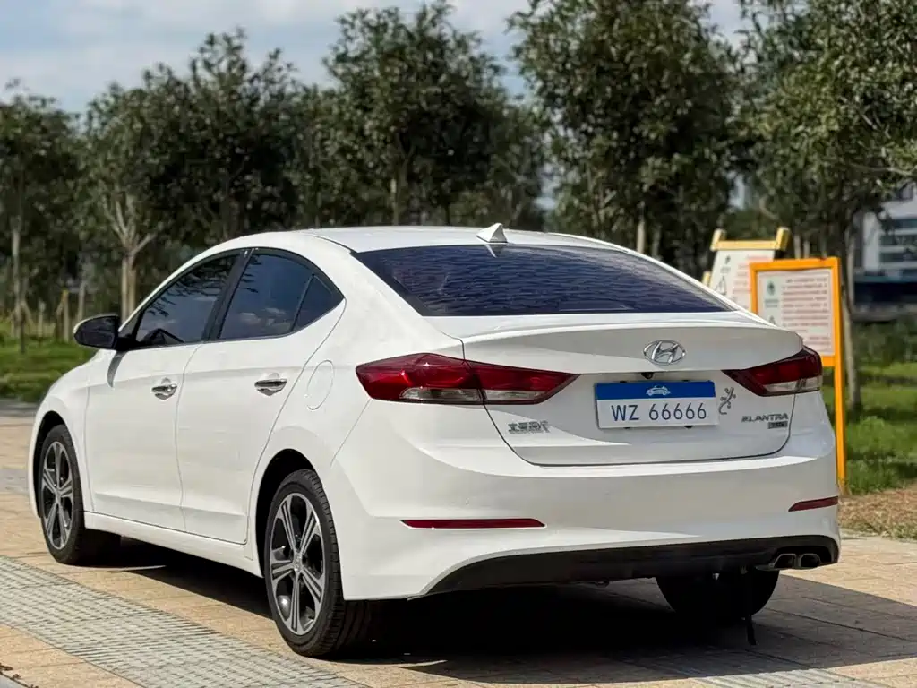 Hyundai Elantra — фото 11