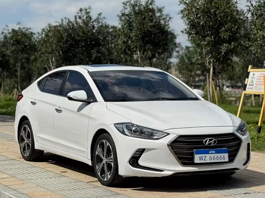 Hyundai Elantra — фото 3