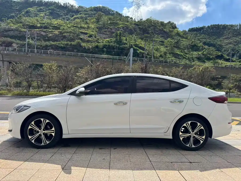 Hyundai Elantra — фото 8