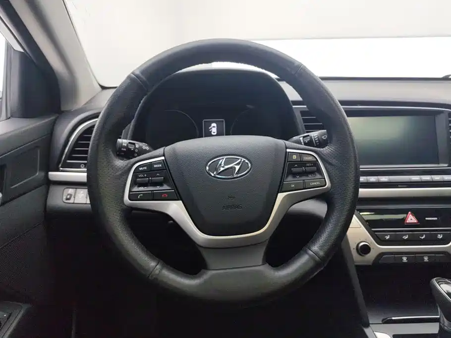 Hyundai Elantra — фото 15