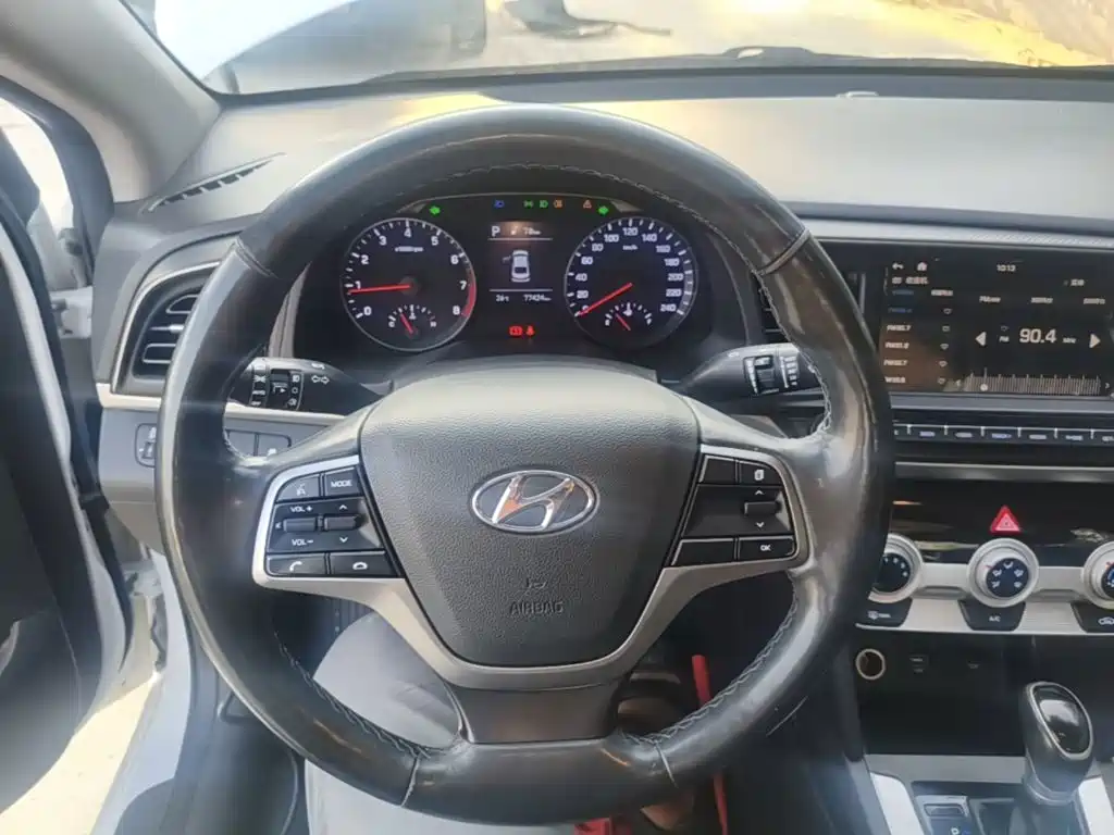 Hyundai Elantra — фото 11