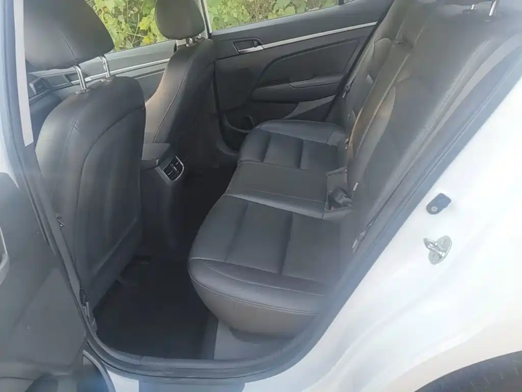 Hyundai Elantra — фото 17