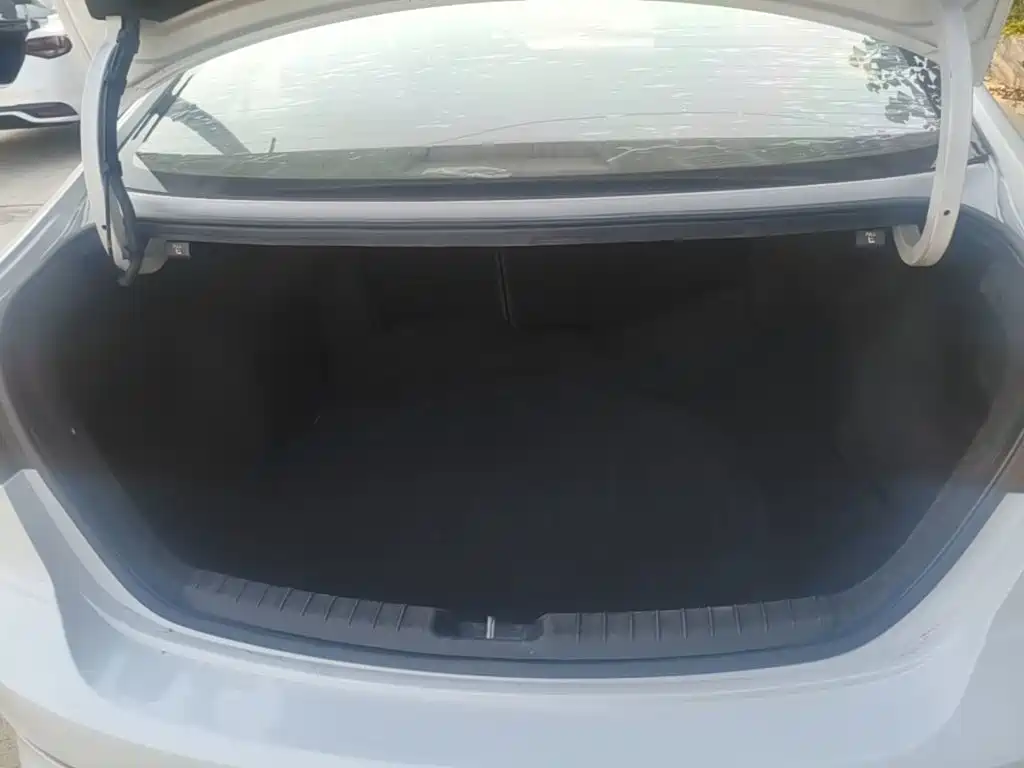 Hyundai Elantra — фото 19