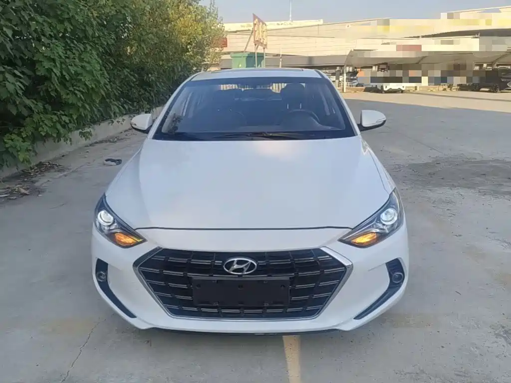 Hyundai Elantra — фото 3