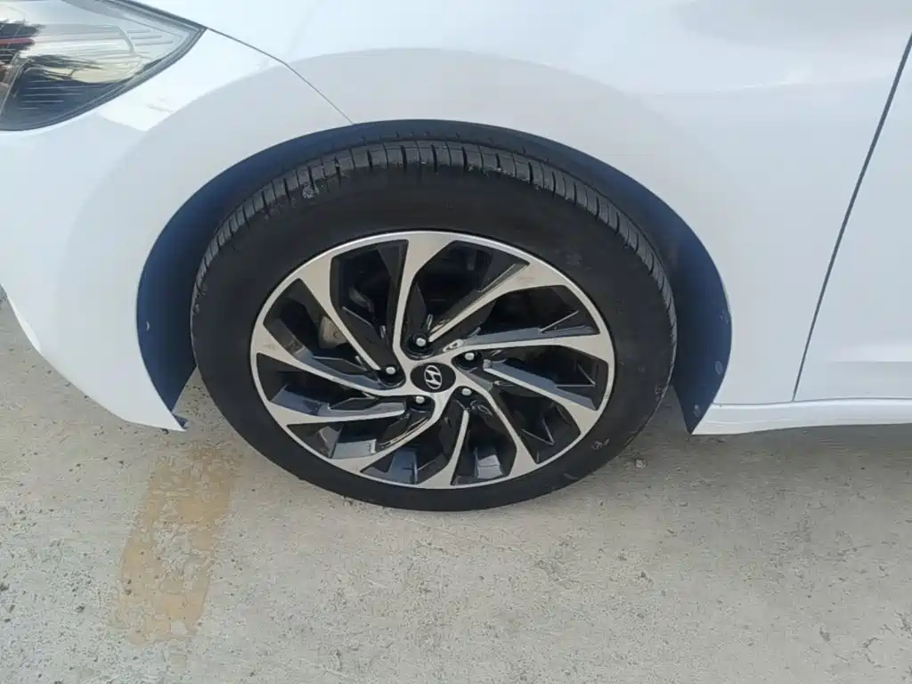 Hyundai Elantra — фото 23