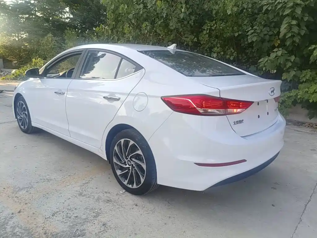Hyundai Elantra — фото 5