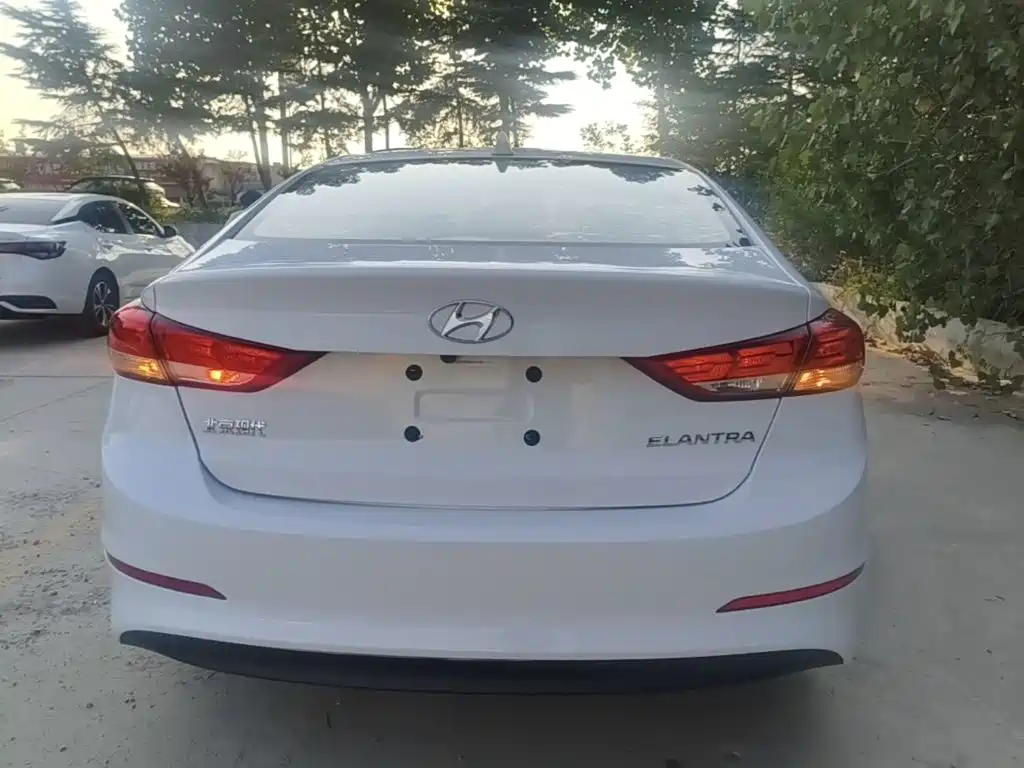 Hyundai Elantra — фото 6