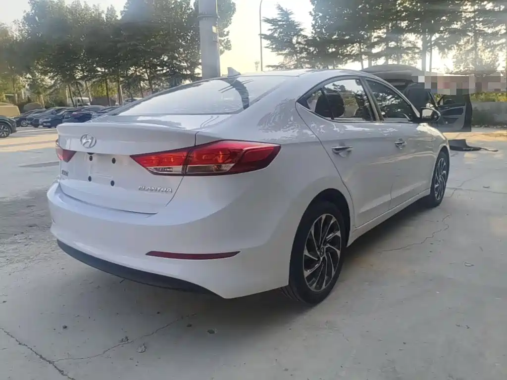Hyundai Elantra — фото 7