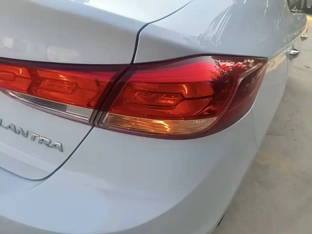 Hyundai Elantra — фото 8
