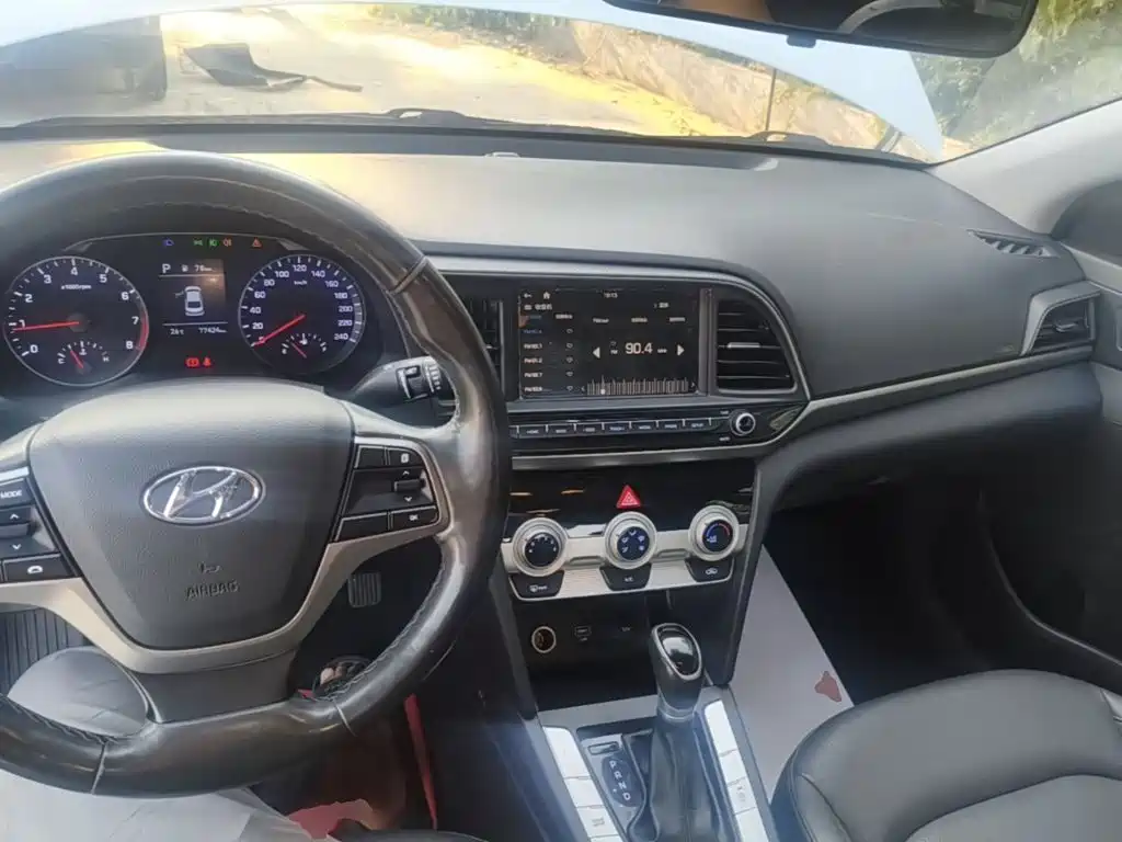 Hyundai Elantra — фото 10