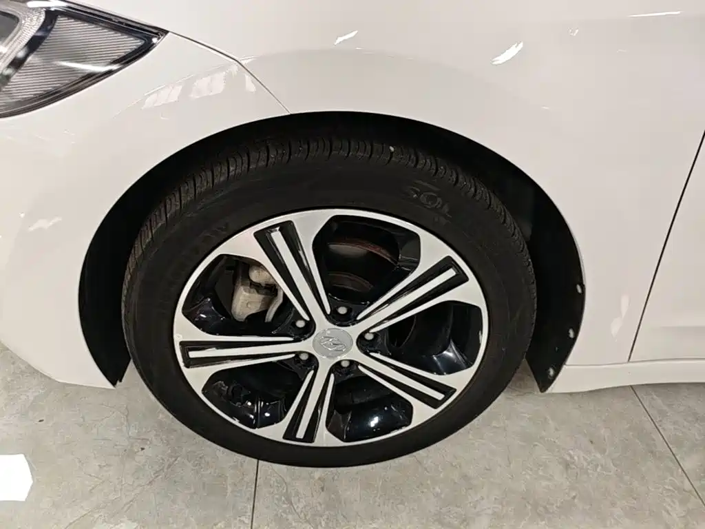 Hyundai Elantra — фото 23
