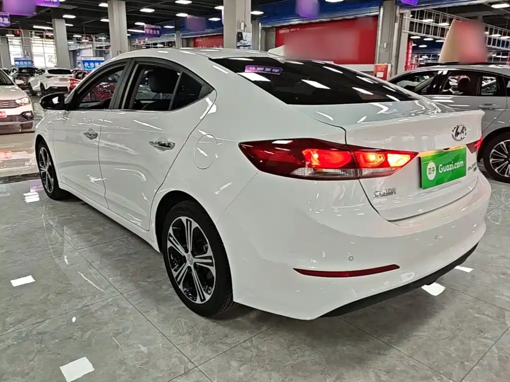 Hyundai Elantra — фото 5