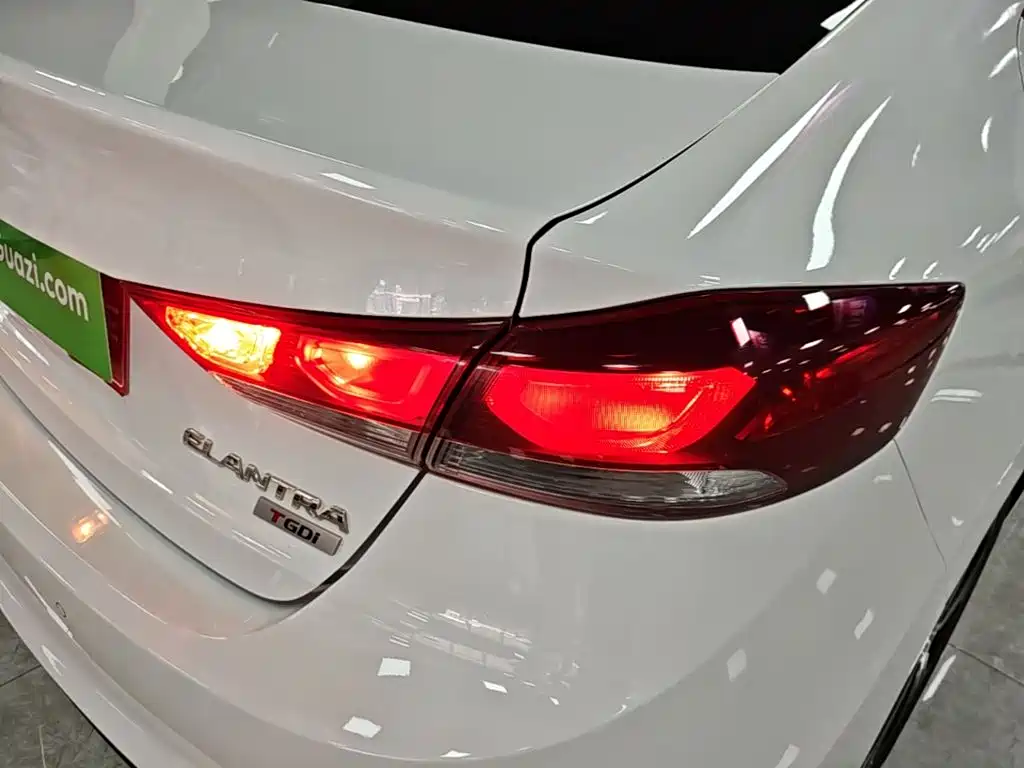 Hyundai Elantra — фото 8