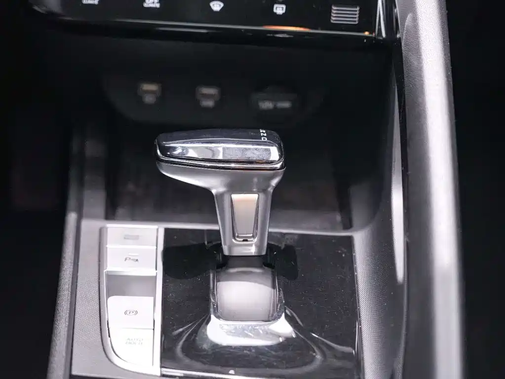 Hyundai Elantra — фото 14