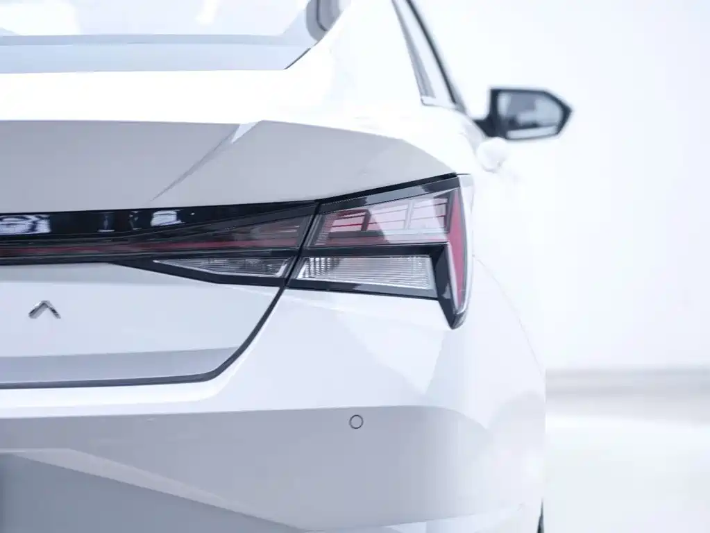 Hyundai Elantra — фото 15