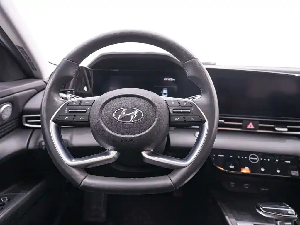Hyundai Elantra — фото 19